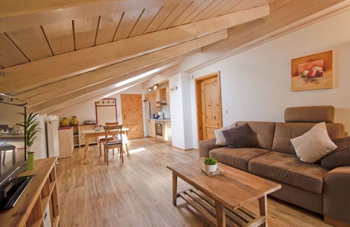 Bad Feilnbach Apartment | Ferienwohnung "Birne" 55 qm bis 2 Personen, 2. Obergeschoss, 1 separates Schlafzimmer, Südbalkon.