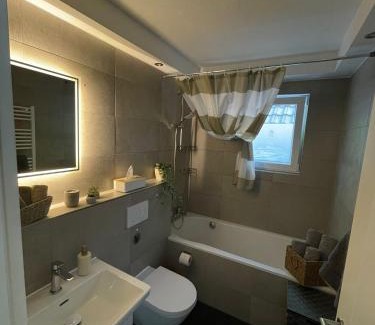 Iversheim Apartment | Ferienwohnung Elya, Ihre Auszeit zwischen Therme, Outlet, Natur