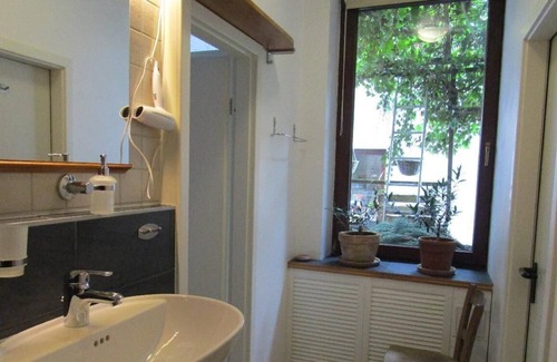 Ostliche Altstadt Apartment | Ferienwohnung im "mauerblümchen"