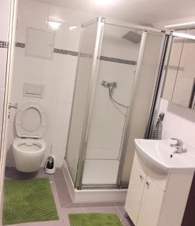 Friedberg Apartment | Ferienwohnung in Friedberg für max 9 Personen im UG