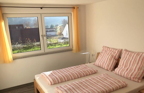 Biederbach Apartment | Ferienwohnung Kapellenblick 1, 85qm, zwei Schlafzimmer, Wohnzimmer, Terrasse und WLAN
