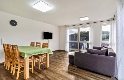Biederbach Apartment | Ferienwohnung Kapellenblick 2, 85qm, barrierefrei, zwei Schlafzimmer, Wohnzimmer und WLAN
