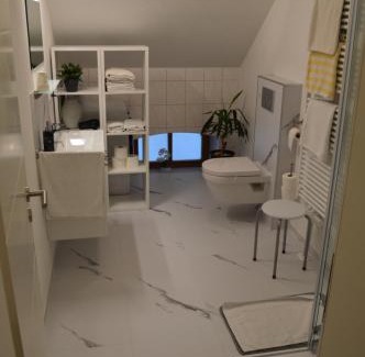 Irsee Apartment | Ferienwohnung KIostermühle Irsee - Parkplätze, Spielplatz, Biergarten, Badesee, E-Auto Ladepunkt