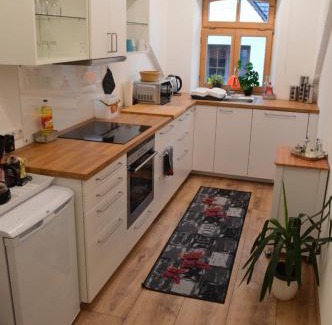 Irsee Apartment | Ferienwohnung KIostermühle Irsee - Parkplätze, Spielplatz, Biergarten, Badesee, E-Auto Ladepunkt