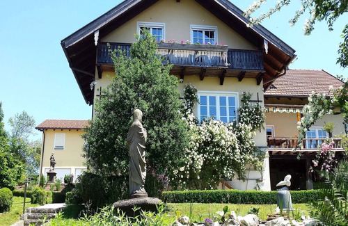 Bad Endorf Apartment | Ferienwohnung Nr. 2 - "Bergblick", 39 qm Obergeschoss, 1 separates Schlafzimmer