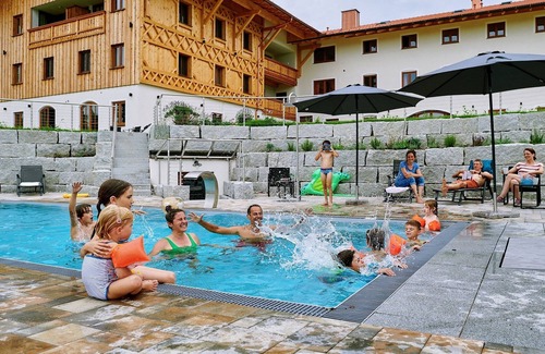 Chieming Apartment | Ferienwohnung Segelboot, 1-4pers., 2 Sep. SZ, 1.og, Balkon mit Chiemseeblick