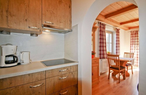 Bad Feilnbach Apartment | Ferienwohnung "Walnuss" 40 qm bis 2 Personen, 1. Obergeschoss, 1 separates Schlafzimmer, Südbalkon.