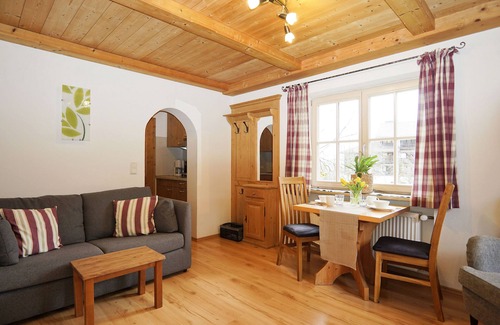 Bad Feilnbach Apartment | Ferienwohnung "Walnuss" 40 qm bis 2 Personen, 1. Obergeschoss, 1 separates Schlafzimmer, Südbalkon.