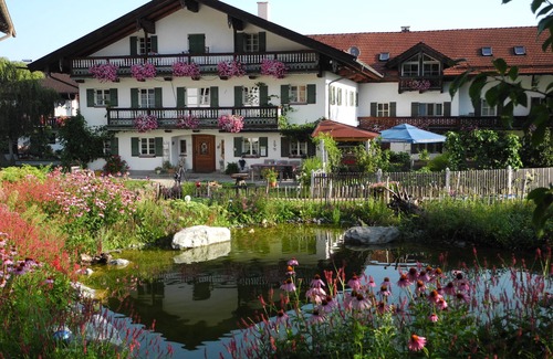 Bad Feilnbach Apartment | Ferienwohnung "Walnuss" 40 qm bis 2 Personen, 1. Obergeschoss, 1 separates Schlafzimmer, Südbalkon.