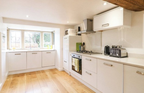Baslow Cottage | FERN COTTAGE, pet friendly, with a garden in Baslow