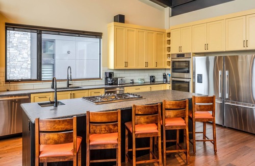 East Kootenay Ski Chalet | Fernie Mountain House 4 bdrm Ski-in/out with amazing mtn views, Stay 5 for Pay 4