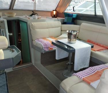 Cannes Old Town Boat Rental | Ferretti 36 ' Bateau à Quai Vieux-Port Cannes Festival La Croisette