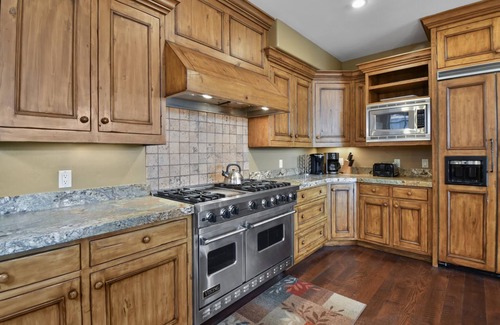 North Park City Cottage | Festive Dates Available! Luxury Ski-in, Ski-out Cottage with private Hot Tub