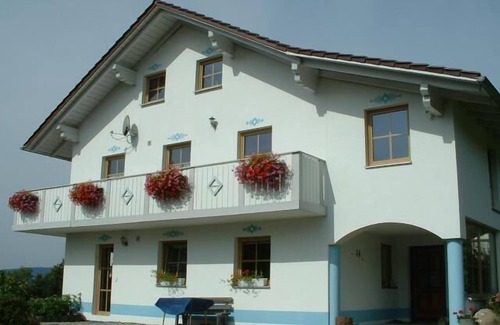 Grafenau Apartment | FeWo (80qm) mit großem Balkon, Brötchenservice und riesigem Garten