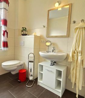 Luetow Apartment | Fewo Mohnblume Lütow Usedom Achterwasser rotes Haus