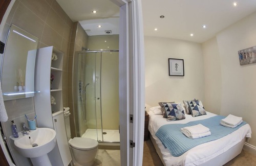 Finchley Church End Apartment | Finchley central - Spacious 2-3 bedroom triplex apartment