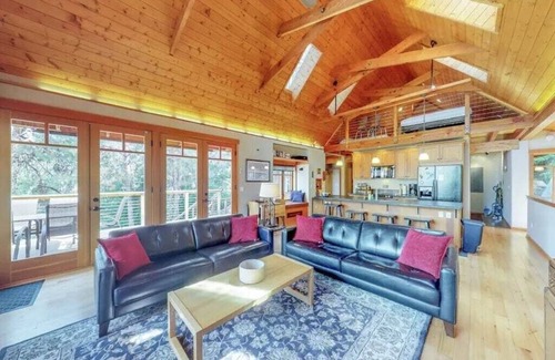 Chelan Cabin | Find serenity with a secluded lakefront cabin | Lake views + Lake Access