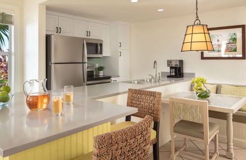 Truman Annex Resort | 𝐅𝐢𝐧𝐝𝐢𝐧𝐠𝐌𝐞𝐢𝐥𝐢 Near Duval Street, Waterfront Sunset Harbor Resort. 2BR