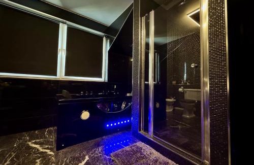 Glasgow House | FINN VILLAGE Loch Lomond Villa - THE BLACK ROOM with Private Jacuzzi-Style Bath
