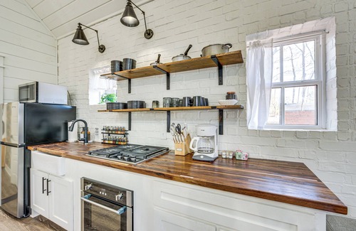 Rusk Cabin | Fire Pit, Deck & Grill: Charming Rusk Cabin!