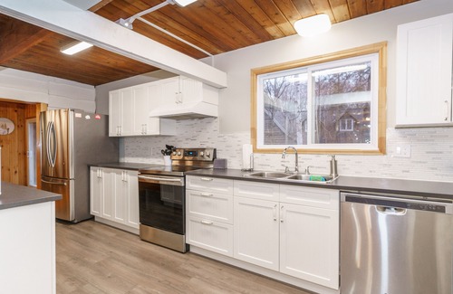 Huntsville Cottage | Fire Pit⭐️Hiking Trails⭐️Skiing⭐️Private Beach⭐️Hot Tub