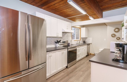 Huntsville Cottage | Fire Pit⭐️Hiking Trails⭐️Skiing⭐️Private Beach⭐️Hot Tub