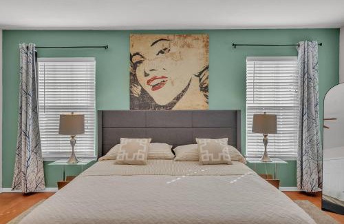 Galindo House | Fire Pit, Lounge & Fenced incline bed SoCo Spot