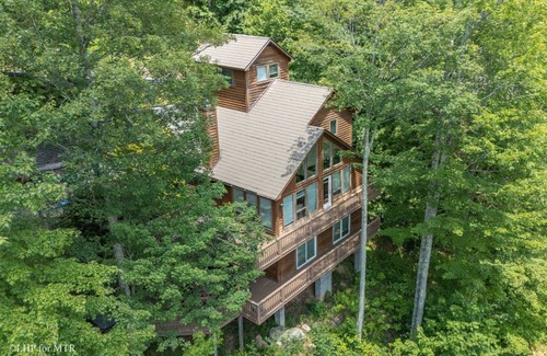 Davis House | Firefly Chalet - 119 Hikers Challenge RoadnnFirefly Chalet - Hot Tub, Dog Friendly, Wood Burning Fireplace