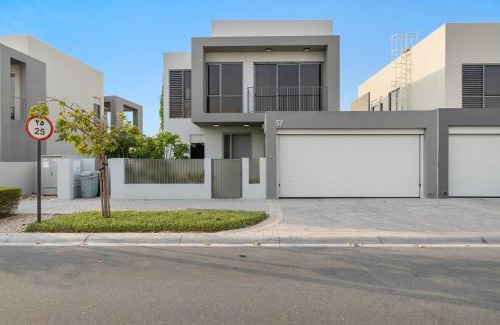 Dubai Apartment | FIRST CLASS Villa Private Pool & Garden Bliss
