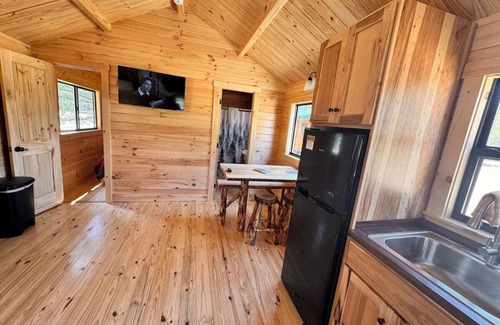 Ely Cabin | Fishdance Cabin, a Charming 2-bedroom cabin with AC, WiFi in brilliant Ely