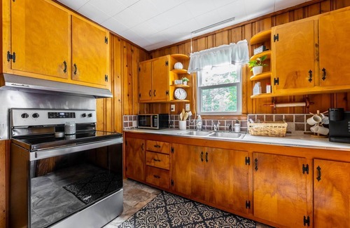 Ingles Cabin | Fisherman's Haven on Quiet Cove in Claytor Lake! 2BS5