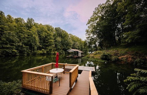 Ingles Cabin | Fisherman's Haven on Quiet Cove in Claytor Lake! 2BS5