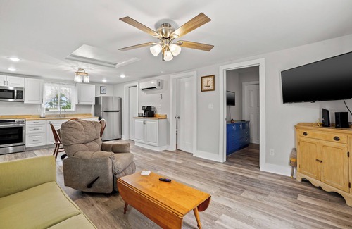 Chincoteague Cottage | Fisherman's Cottage - Charming cottage close to town!