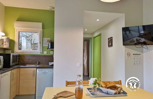 Villiers-Charlemagne Cottage | Fishing Chalet with Private Dock, Terrace, BBQ, WiFi & Kid-Friendly Amenities for 4-6 People
