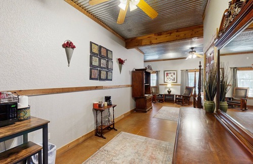 Fredericksburg Cabin | Five Dog-Friendly Suites on Hwy 290 Wine Trail