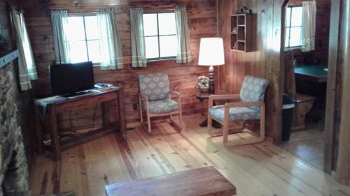 Hot Springs House | Five Points Lake Hamilton Cabin A