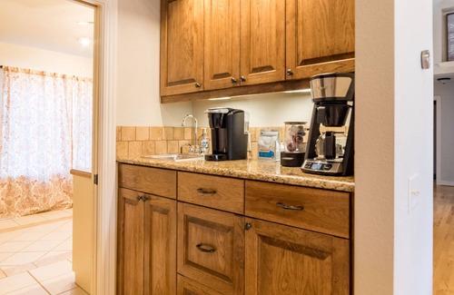 Bella Vista House | Five Stones Retreat! - Right off I49 - Golf, Biking, Hiking, Retreating!