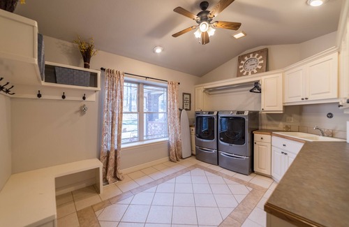 Bella Vista House | Five Stones Retreat! - Right off I49 - Golf, Biking, Hiking, Retreating!