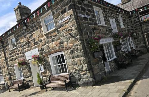 Tremadog Apartment | Flat 2 - Y Sgwar Restaurant