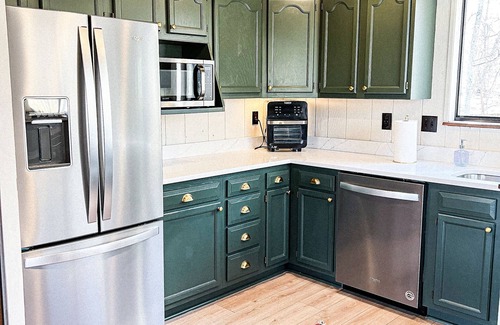 Innsbrook Ski Chalet | FLAT, Lakefront chalet; Hottub, Playground, Firepit, Wifi, and more!