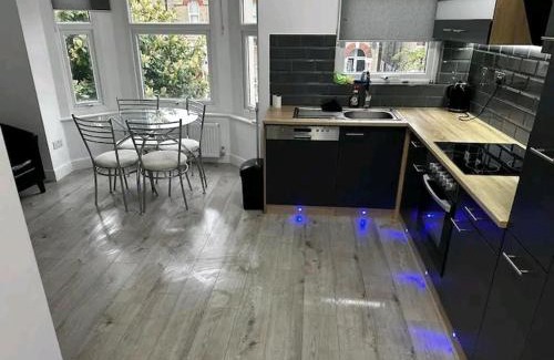 Hendon Apartment | Flat - Sleeps 4 & free parking