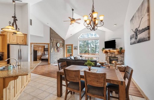 Somers Cabin | Flathead Lodge | Close to Skiing & Glacier Park