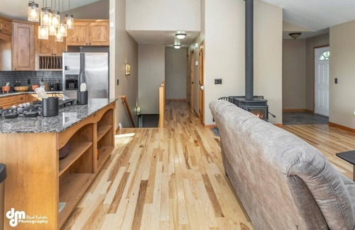 Knik-Fairview House | Fleur de Lis 4bed 3bath & Mountain Views