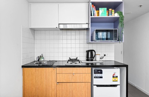 Melbourne Central Business District Apartment | Flinders St Heritage Stay|1-Min Walk to Station | Free Tram Zone | Gym, Fast Wi-Fi, Kitchen, Workspace, Hotel-Grade Linens
