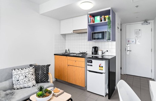Melbourne Central Business District Apartment | Flinders St Heritage Stay|1-Min Walk to Station | Free Tram Zone | Gym, Fast Wi-Fi, Kitchen, Workspace, Hotel-Grade Linens