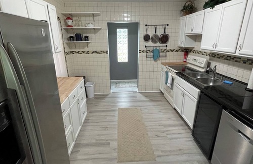 Laurel House | Florida Beach Cottage 3BR-2BA + Den