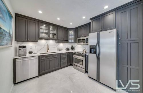 Victoria Park House | Floridita 5Bed 4Bath FTL Paradise with Tiki Hut Heated Pool