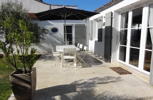 La Flotte House | Flotte Ile de RéHouse, Rhaeto-style, in the center of the village and close to the sea.