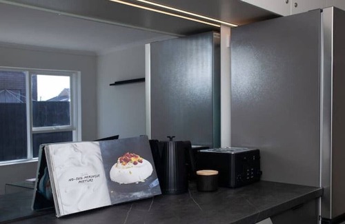Melbourne Apartment | Fly Around Town in Chic Retreat