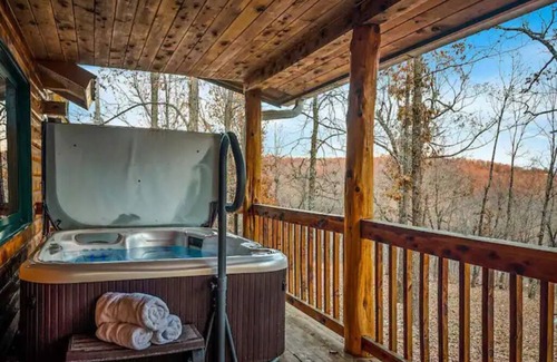 Compton Cabin | Fly Away Cabin- Modern, Serene, And Convenient